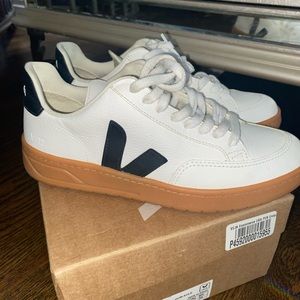 V-12 LEATHER WHITE BLACK GUM SOLE